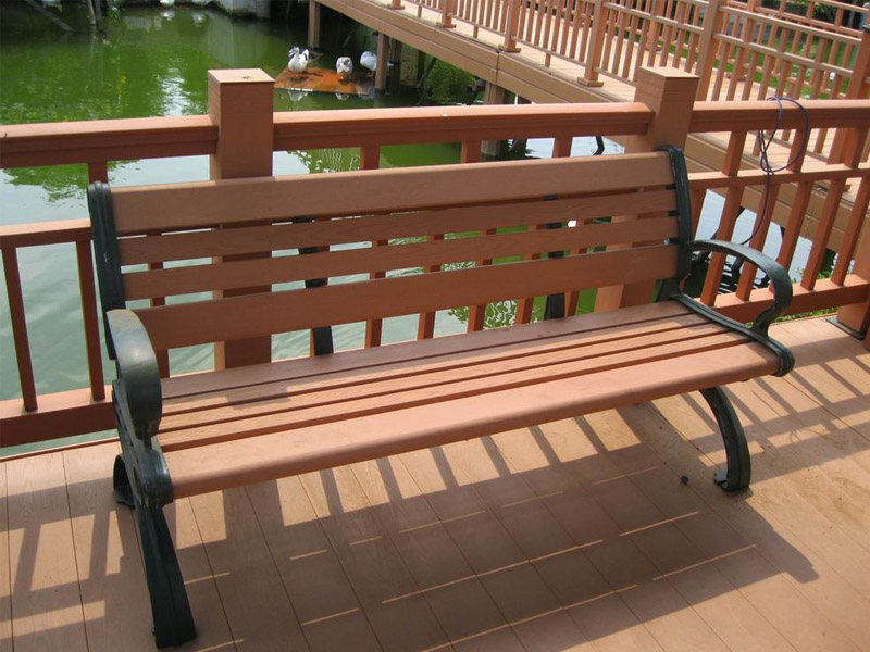 塑木休闲椅是由环保材料塑木构成的新型户外休闲椅子，不仅有靠背式的长椅，还有无靠背的椅条，其环保标准不仅适合户外使用，也达到了家庭使用的标准，可见它的环保指数之高。